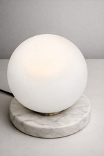 Load image into Gallery viewer, Marble Globo di vetro table lamp - white
