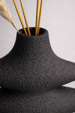 Load image into Gallery viewer, Petit Olla black Vase ( includes dried stems)