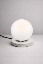 Load image into Gallery viewer, Marble Globo di vetro table lamp - white