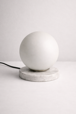 Load image into Gallery viewer, Marble Globo di vetro table lamp - white