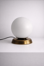 Load image into Gallery viewer, Gold Globo di vetro table lamp