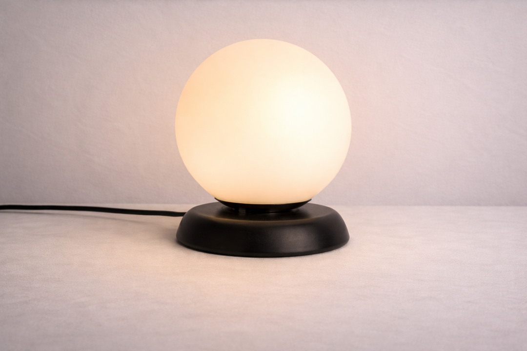 Black Globo di vetro table lamp