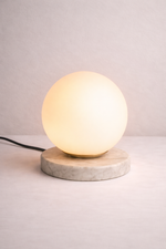 Load image into Gallery viewer, Marble Globo di vetro table lamp - white